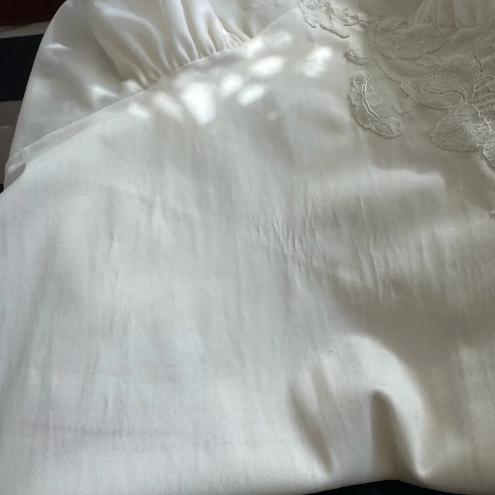 Elegant Vintage 1960’s White Lace Slip Dress with Floral Lace Details - Picture 12 of 12